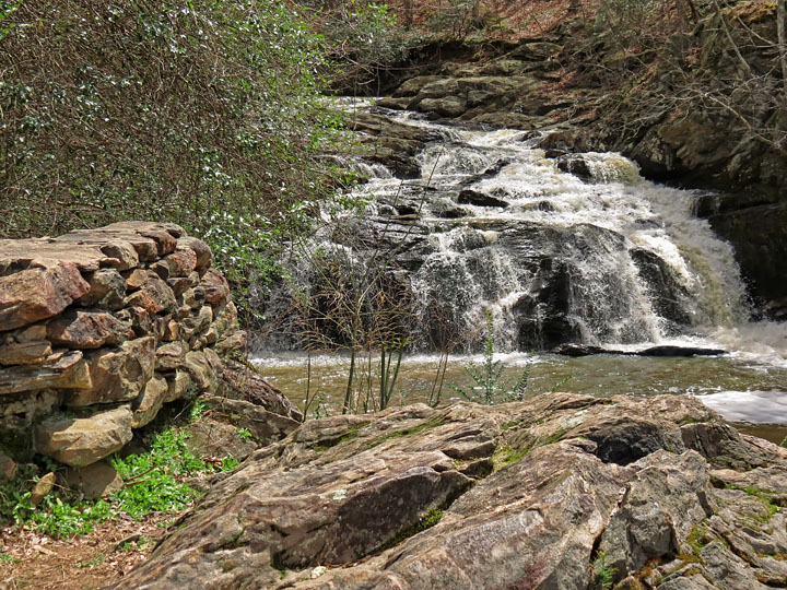 Stone_ruins_and_falls