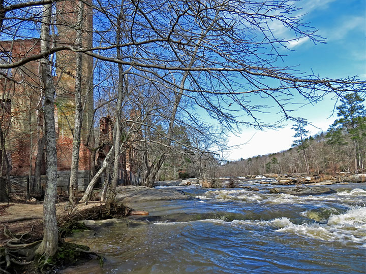 Factory_ruins_on_creek