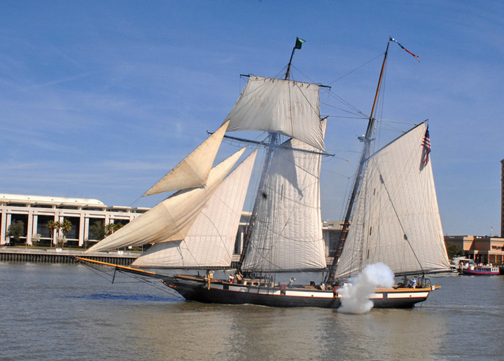 Lynx_under_sail