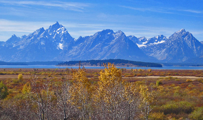 Tetons_over_lake