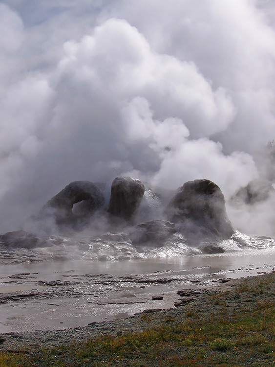 Grotto_Geyser_Erupting